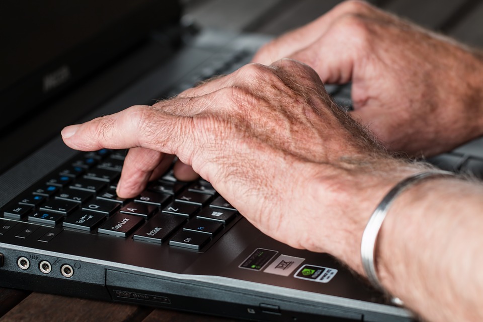 Rheumatoide Arthritis in den Händen stört unter anderem die Arbeit am Computer